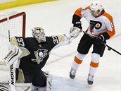 Pittsbursk glman Jeff Zatkoff zasahuje ped Braydenem Schennem z Philadelphie.