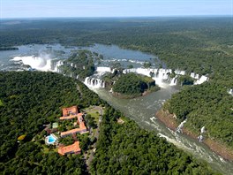 Vodopády Iguazú tvoí hranici mezi Argentinou a Brazílií.