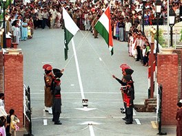 Kadodenní ceremoniál na hraniním pechodu Wagah mezi Pakistánem a Indií