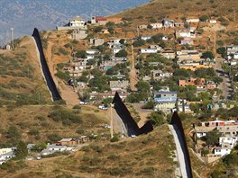 Americko-mexická hranice u msta Nogales v Arizon.
