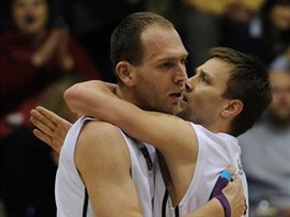 Dnt basketbalist Jakub Houka (vlevo) a Matej Venta slav.