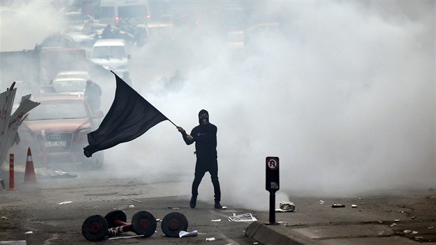Protesty proti vld premira Erdogana, kter vypukly po pohbu patnctiletho chlapce Berkina Elvana (12. bezna 2014)