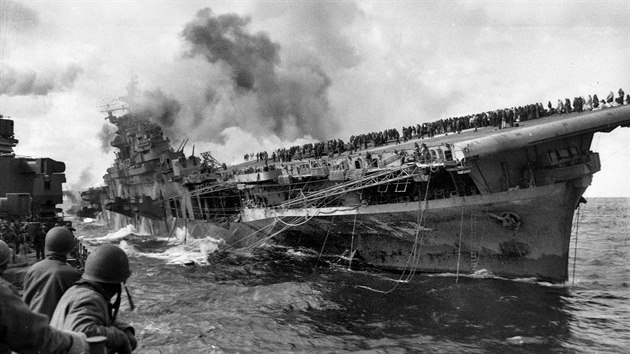 Bezen 1945. Americk lo USS Franklin po toku kamikadze.