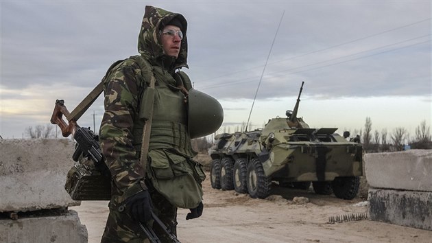 Ukrajinsk vojk v Chersonsk oblasti na pomez Krymu a Ukrajiny (17. bezna 2014)