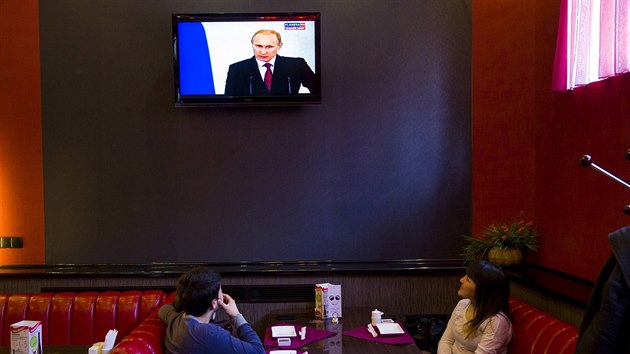 Vystoupen Vladimira Putina bedliv sledovali i obyvatel Krymu (18. bezna 2014)