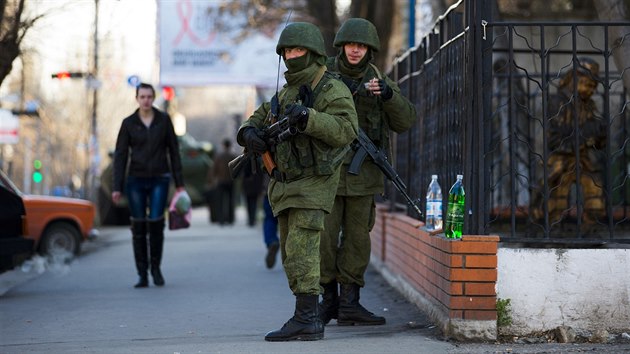 Rut vojci v Simferopolu (19. bezna 2014)
