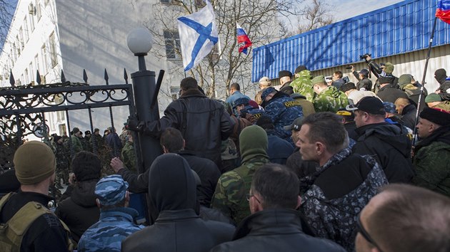 Hlavn tb ukrajinskho nmonictva v Sevastopolu obsadili Rusov (19. bezna 2014)