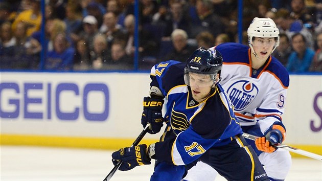 Puk m pod kontrolou Vladimr Sobotka ze St. Louis, za nm h Ryan Nugent-Hopkins z Edmontonu.