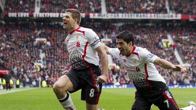 GOOL. Hlavn postavy Liverpoolu - kapitn Steven Gerrard, kter prv promnil penaltu a Luis Surez l radost na hiti Manchesteru United.
