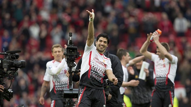 VYSMT STELEC. Luis Surez zakonil vtzstv Liverpoolu na hiti Manchesteru United tet brankou.