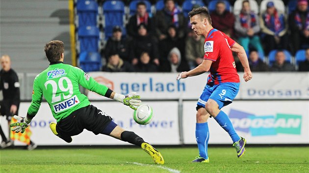 Stanislav Tecl v jasné anci. Jeho pokus ovem znekodnil Milan Hea.