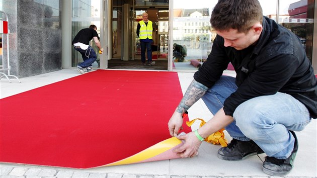 tvrten ppravy na oteven nov Galerie Teplice na nmst Svobody.