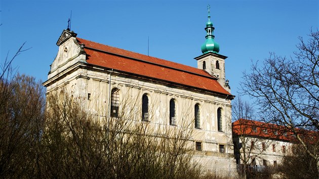 Pilehl kostel s naruenou statikou vlastnkovi kltera darovala crkev. Firma ho kolem dokola svzala ocelovmi thly, protoe hrozilo, e cel jedna stna upadne.