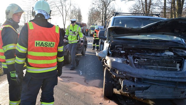 Nehoda ty aut zablokovala v ter rno frekventovanou silnici do Nejdku na Karlovarsku.