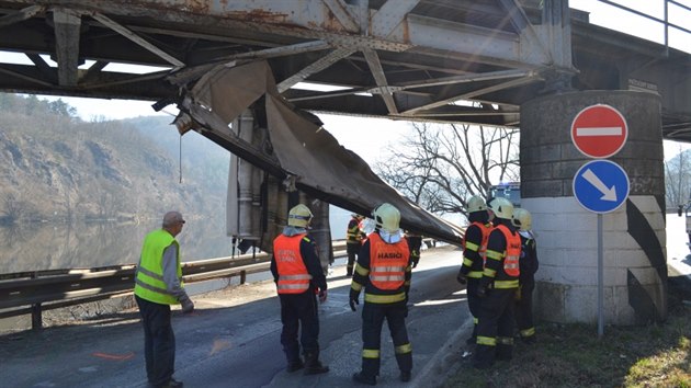 Kamion s nvsem se v Mchenicch u Prahy neveel pod eleznin viadukt (13.3.2014)