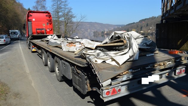 Kamion s nvsem se v Mchenicch u Prahy neveel pod eleznin viadukt (13.3.2014)