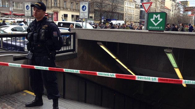 Kvli mon vbunin v poboce banky policie uzavela st Vclavskho nmst, Jindiskou a Vodikovu ulici v Praze. Policie uzavela i vestibuly metra A ve stanici Mstek