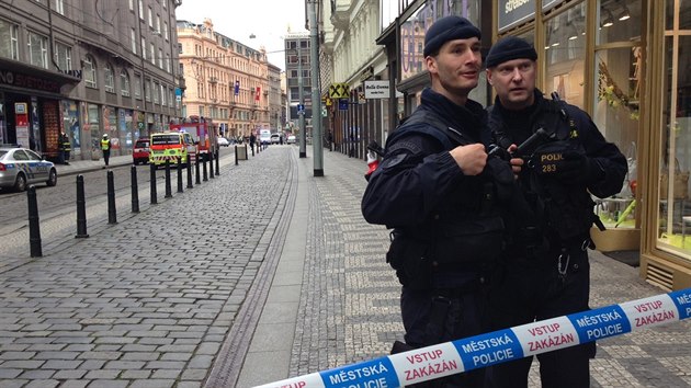 Kvli mon vbunin v poboce banky policie uzavela st Vclavskho nmst, Jindiskou a Vodikovu ulici v Praze.