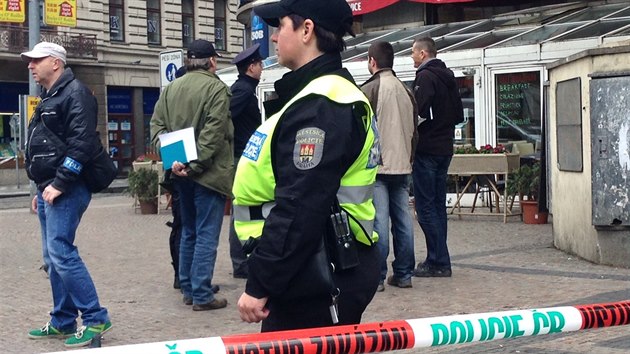 Kvli mon vbunin v poboce banky policie uzavela st Vclavskho nmst, Jindiskou a Vodikovu ulici v Praze.