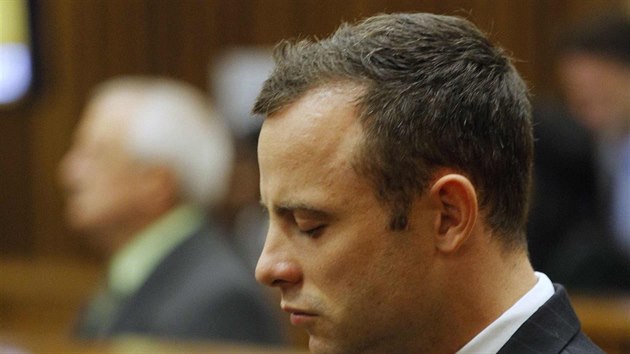 Oscar Pistorius pi soudnm jednn, kde el obvinn z vrady sv ptelkyn Reevy Steenkamp (11.3.2014)