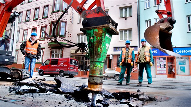 U to vypuklo. Brnnsk dleit ulice Milady Horkov se bude rekonstruovat 15 msc. Opravy zaaly 15. bezna 2014.