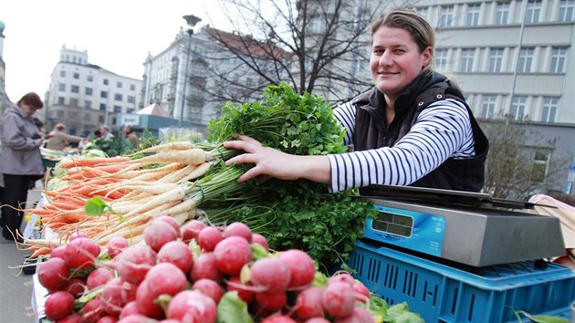 Zelini a dal trhovci tento tden v Brn poprv prodvaj na novm mst. Rok budou mt stnky kvli rekonstrukci Zelnho trhu na Moravskm nmst. Na snmku prodejkyn Marta Tobolov.