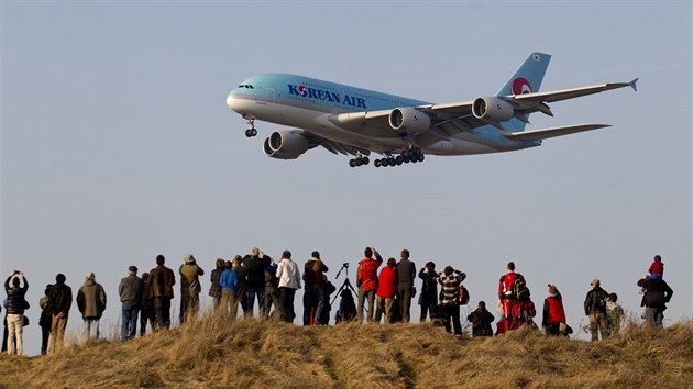 Poprvé v barvách Korean Air. Stovky lidí sledují pílet obího Airbusu A380 do...