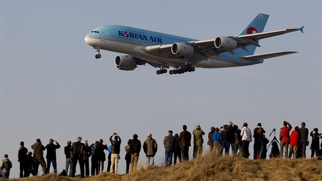 Poprvé v barvách Korean Air. Stovky lidí sledují pílet obího Airbusu A380 do...