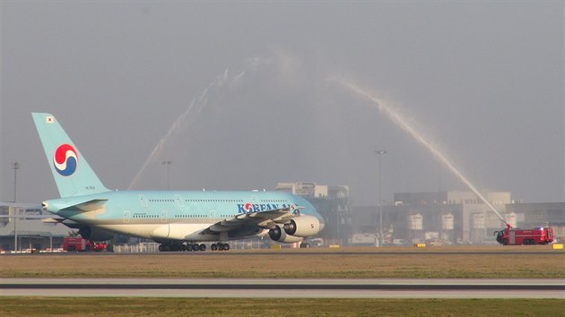 Svtek leteckch fand. Do Prahy piletl poprv ob Airbus A380 v barvch Korean Air.