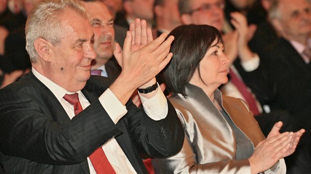 Prezident Milo Zeman a prvn dma Ivana Zemanov pi koncertu Hudby Hradn stre ve panlskm sle (14. bezna 2014).