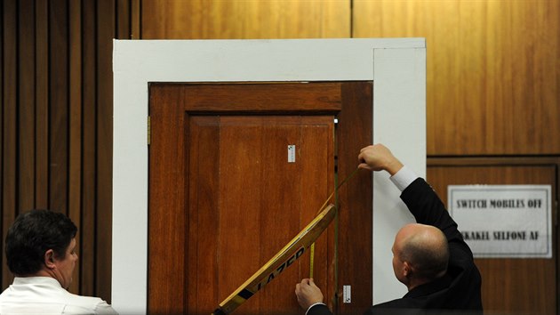 Replika dve na toaletu z domu Oscara Pistoriuse, kde zasteli Reevu Steenkampvou (12. bezna 2014