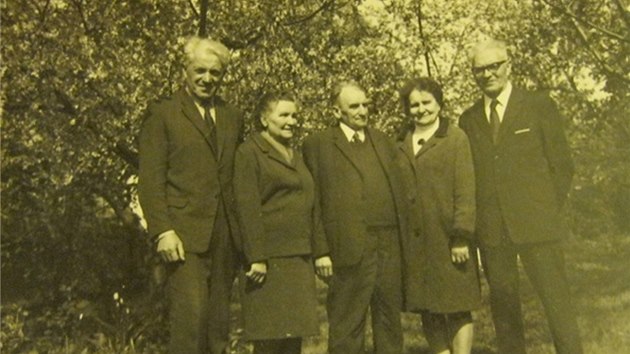Zleva rodie pana Nekvindy Frantiek a Boena, pan Vojtch a teta se strcem z Novch Hrad, kte byli v 50. letech odsouzeni.