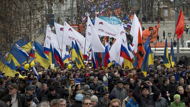 Ped 10 tisc lid demonstrovalo v centru Moskvy proti postupu Ruska bhem ukrajinsk krize (15. bezna 2014).