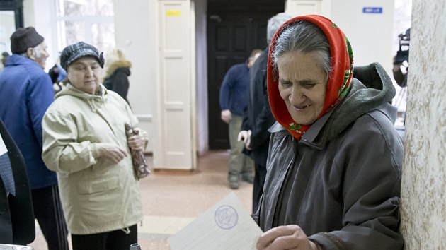 ena hlasuje v referendu v krymském Simferopolu (16. bezna 2014).