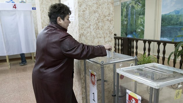 Lid hlasuj v referendu v krymskm Simferopolu (16. bezna 2014).