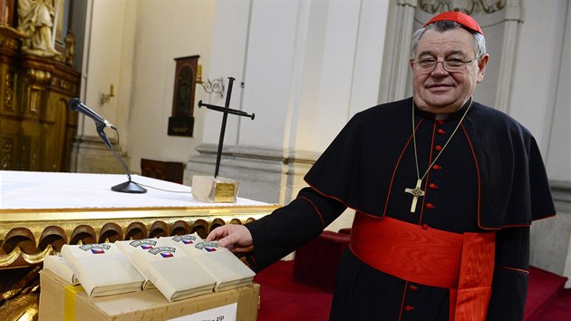 Kardinl Dominik Duka poehnal 19. bezna v kostele sv. Jana Nepomuckho v Praze nov vojensk bible.