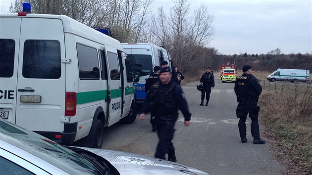 Policist se chystaj na kraji Prahy odplit podezel kufk s bombou po nespnm pepaden banky.