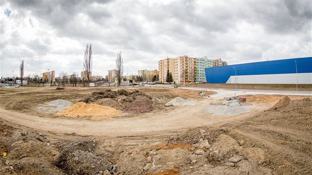 Park 4Dvory vyrst v sousedstv Hokejovho centra Pouzar. V pozad jsou panelov domy sdlit Mj. (2014)