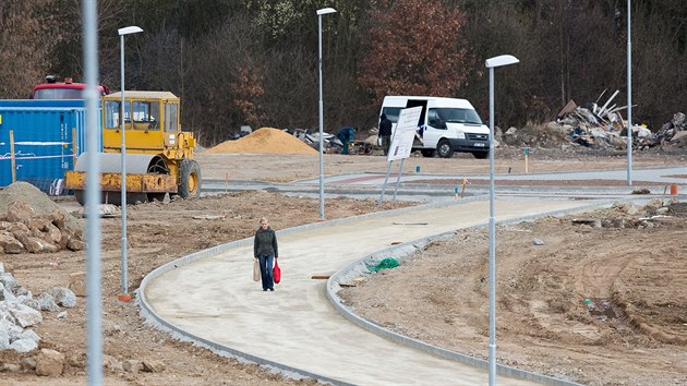 Podoba parku u se rsuje. Po rozestavnch cestch si lid zkracuj cestu dom. (2014)