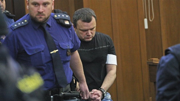 Krajsk soud v Ostrav vynesl rozsudek nad pachateli dvojit vrady manel z Bohumna. Na snmku odsouzen Michal Zgora, kter dostal 30 let ve vzen.