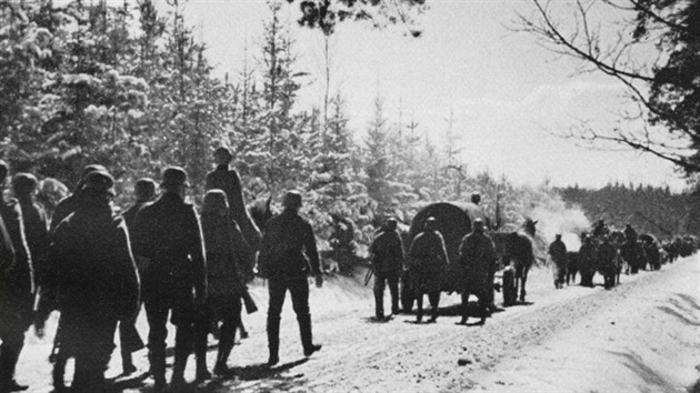 Patnct bezen 1939 rno  nmeck p jednotky pochoduj po zasnench cestch do s. vnitrozem.