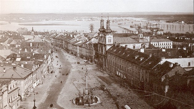 Pohled z Bl ve na rozvodnnou Orlici v roce 1885. Fotografie z knihy Fotoalbum msta Hradce Krlov 1866 - 1918.