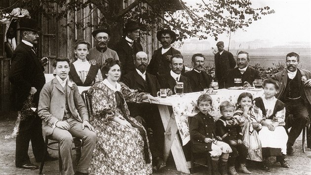 Nvtvnci vletn kantny pana Bouka v Hradci Krlov v roce 1907. Fotografie z knihy Fotoalbum msta Hradce Krlov 1866 - 1918.