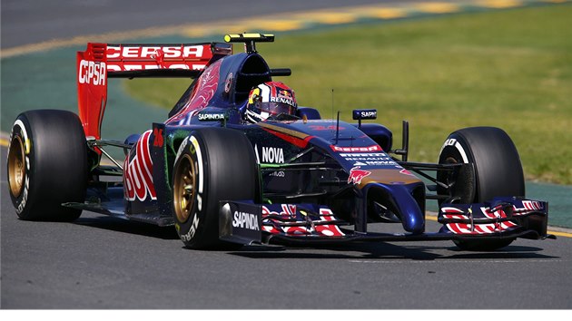 NA TRATI. Rusk zvodnk Daniil Kvjat z tmu Toro Rosso pi trninku ped Velkou cenou Austrlie formule 1.