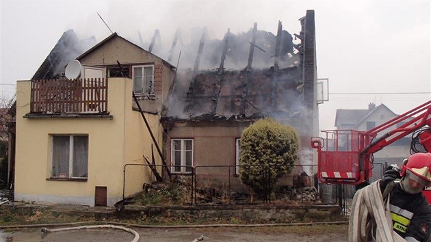 V Javornku v Olomouckm kraji shoela stecha rodinnho domu, nikomu se nic nestalo. (15. bezna 2014)