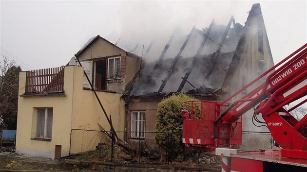 V Javornku v Olomouckm kraji shoela stecha rodinnho domu, nikomu se nic nestalo. (15. bezna 2014)