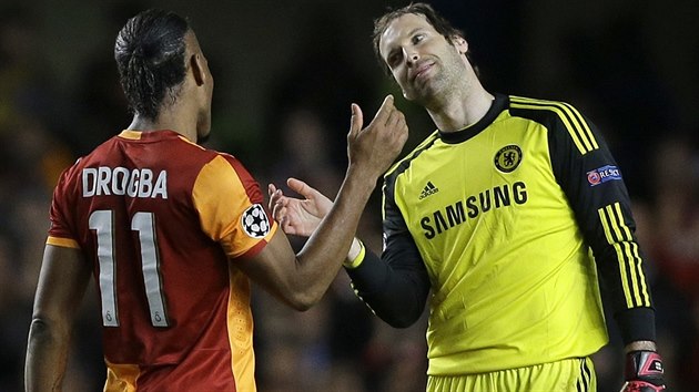 Petr ech (vpravo) z Chelsea a Didier Drogba z Galatasaray se zdraví po...