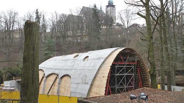 Futuristick stavba tropickho pavilonu se svatojakubskm kostelem v pozad vytv zajmav kontrast.