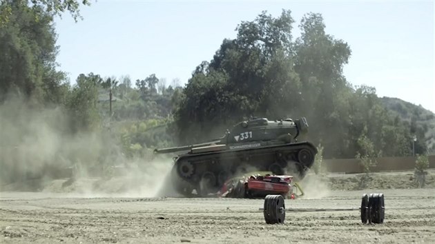 Arnold Schwarzenegger m tank a nabz svezen a nien vc. astlivec bude vybrn z drc, kte pispj na projekt mimokolnch aktivit After-School All-Stars, kter Schwarzenegger zaiuje.