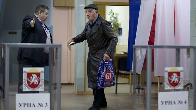 Obyvatel Krymu rozhoduj v referendu o budoucnosti poloostrova (16. bezna 2014)